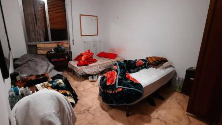 Una delle stanze del dormitorio abusivo
