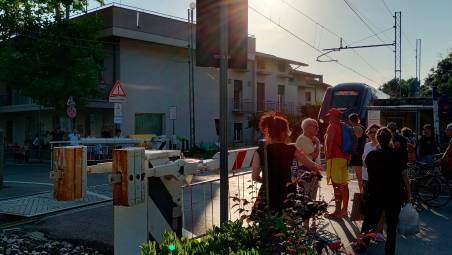 “Tanto ci passo”: invece il camper blocca il passaggio livello, traffico ferroviario in tilt a San Mauro Mare