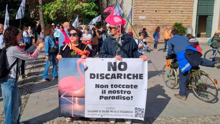 Cervia, manifestanti in corteo contro le discariche e in difesa delle saline VIDEO
