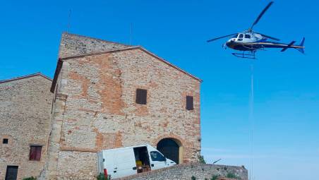 Rocca di Verucchio, elicottero in azione per il ripristino della scalinata VIDEO