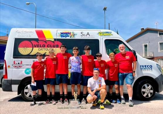 La formazione del Velo Club al completo con il vincitore Luca Drudi al centro