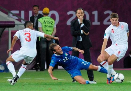 Alessandro Diamanti in un contrasto con Ashley Cole e Steven Gerrard