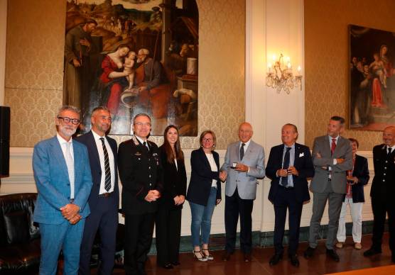Il presidente della Cassa Antonio Patuelli, il direttore generale Nicola Sbrizzi ed il Colonnello Andrea Lachi premiano Vera Vincenzi e Virginia Gasperini per la truffa sventata all’Agenzia 12 della Cassa di Ravenna in via Galilei 37