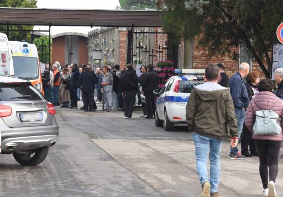 La tanta gente che ha partecipato oggi al funerale di Evan Delogu (foto Migliorini)