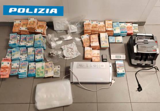 Il denaro e lo stupefacente sequestrati