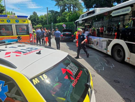 Viserba, incidente: il bus si schianta contro l’auto dei Carabinieri, 5 feriti VIDEO GALLERY