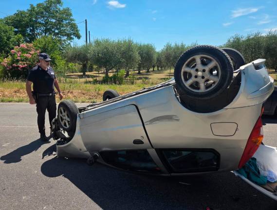 Santarcangelo, incidente: si ribalta con l’auto, grave 80enne