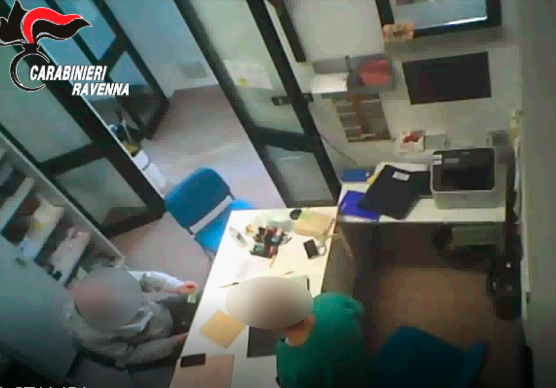 Un frame dei video captati dai carabinieri