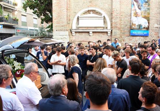 Rimini, l’addio a Tommaso Ugolini: la commozione e il silenzio di centinaia di persone