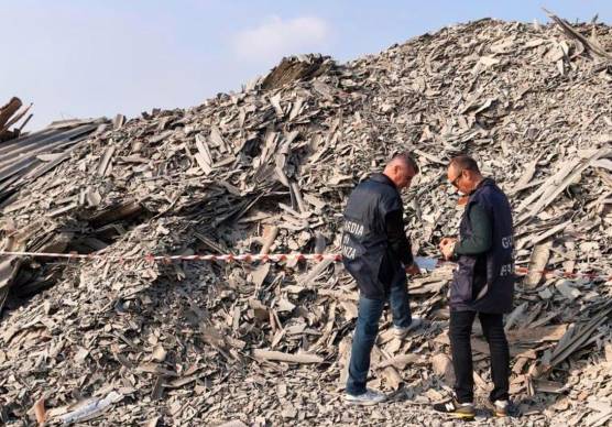 Ravenna, tra i materiali inerti spuntano rottami, oli esausti e pure un natante con motore fuori bordo: multe in arrivo