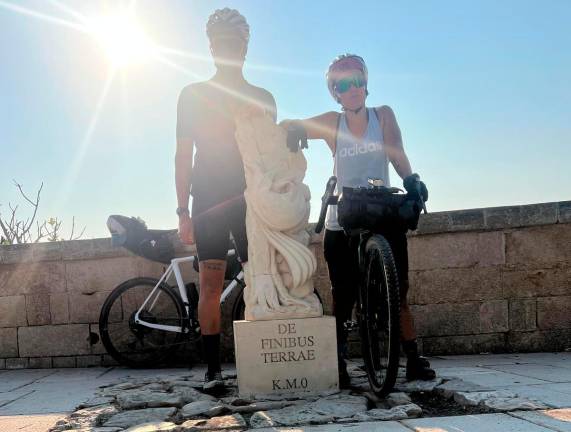 Sopra l’arrivo a Santa Maria di Leuca, sotto Carlotta e Alessandro durante il tragitto