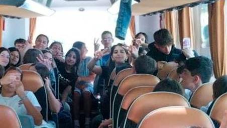 Alcuni degli studenti in gita a bordo del pullman