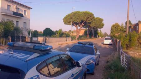 L’intervento della polizia in via Lato di Mezzo (Foto Fiorentini)