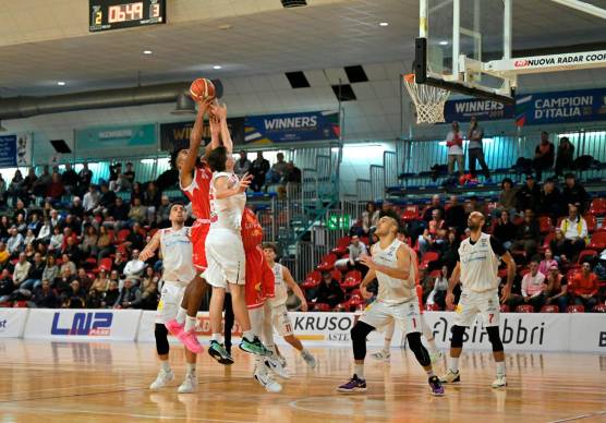 Davide Raucci lotta sotto canestro: è stato glaciale nel finale dalla lunetta