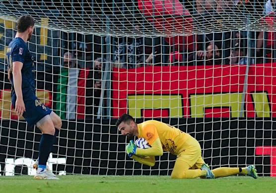 Il portiere Giacomo Poluzzi è uscito a vuoto sul gol del 2-0 di Anastasio all’87’