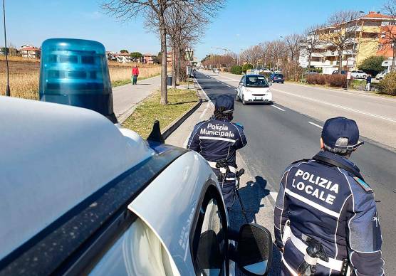 Rimini. Frontale contro una moto sul cavalcavia di via della Grotta Rossa: rintracciato il pirata della strada