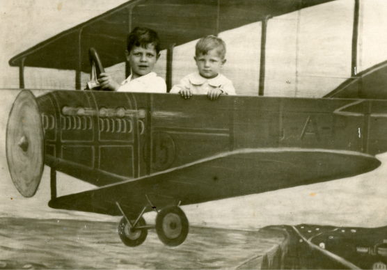 Tito Balestra con il fratello Romano sull aereo del fotografo ambulante, 1931