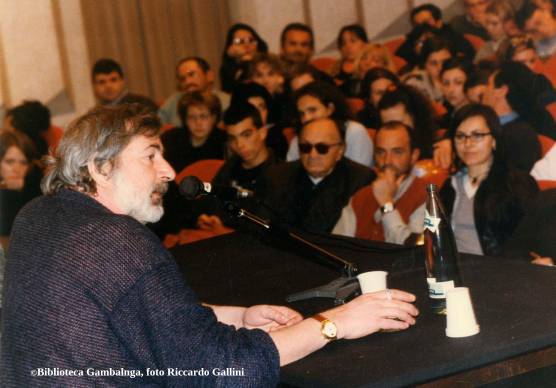 Francesco Guccini al Teatro Novelli di Rimini nel 1997 (Gallini)