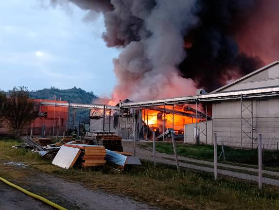 Meldola, incendio all’allevamento di galline ovaiole, animali in salvo VIDEO