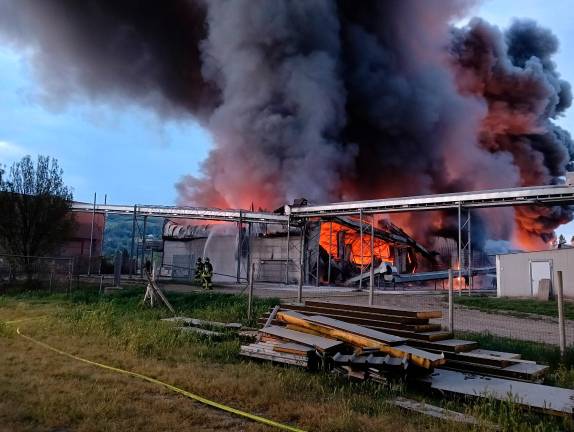 Meldola, incendio all’allevamento di galline ovaiole, animali in salvo VIDEO