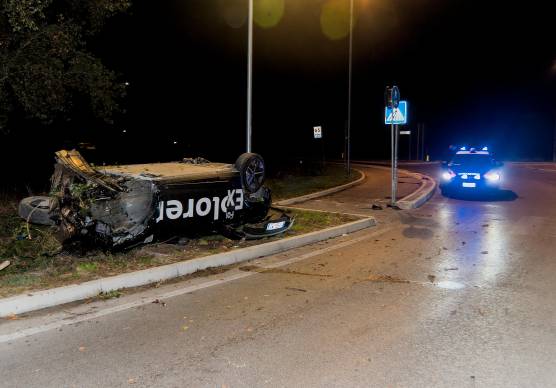 Ravenna, auto tira dritto alla rotonda e si ribalta a Godo: 28enne soccorso dall’elimedica
