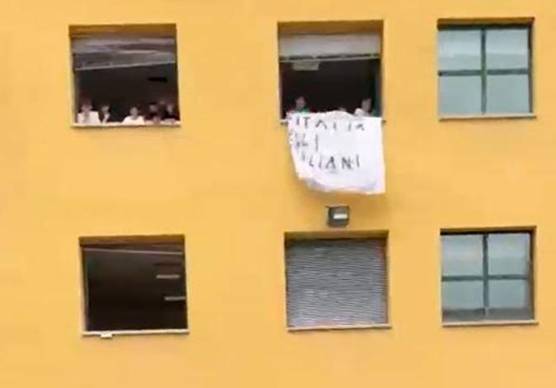 Il lenzuolo con la scritta razzista mostrato al liceo “Monti”