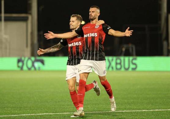Christian Rutjens festeggiato dopo il gol (lincolnredimpsfc.co.uk)