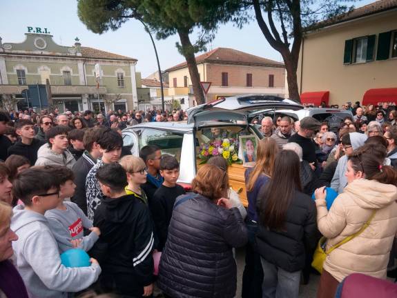 Ravenna, la piazza di San Pietro in Vincoli gremita per l’ultimo saluto ad Annalisa Soldati - Gallery