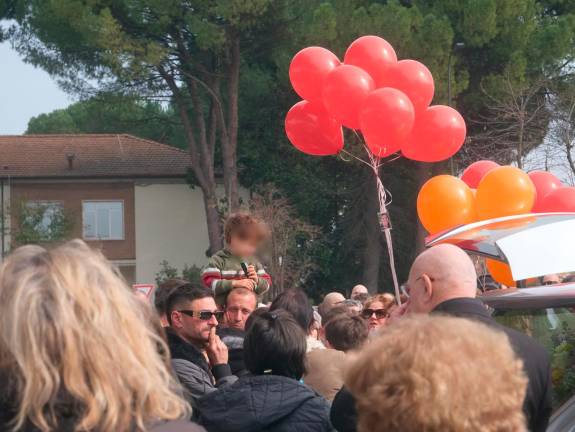Ravenna, la piazza di San Pietro in Vincoli gremita per l’ultimo saluto ad Annalisa Soldati - Gallery