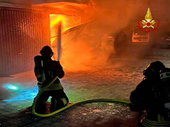 Forlì, incendio nel garage del condominio: evacuate 14 famiglie