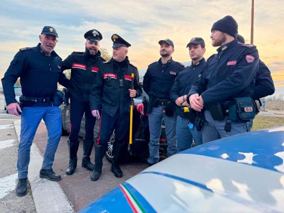 Cesena, sale con l’ascia sul bus e scoppia il panico: “È mia, l’avevo appena comprata”