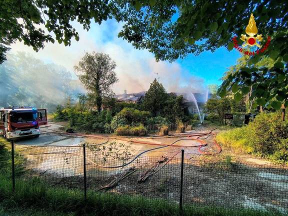 Brisighella, vasto incendio nella notte i Vigili del Fuoco salvano una casa dalle fiamme VIDEO GALLERY