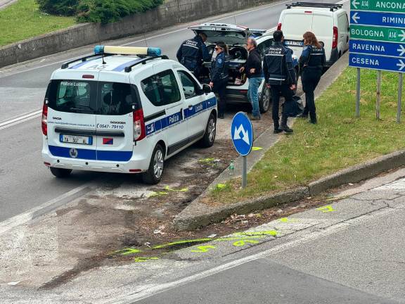 Cesenatico, in bici contromano sulla rampa dell’Adriatica, viene centrato da un furgone - Gallery