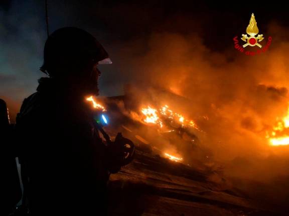 Brisighella, vasto incendio nella notte i Vigili del Fuoco salvano una casa dalle fiamme VIDEO GALLERY