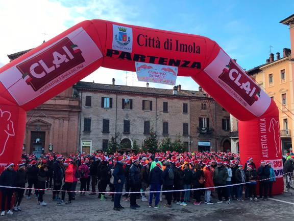 La partenza della camminata di Santo Stefano in piazza Matteotti (foto mmph)