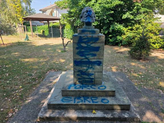 Riccione, busto di Karl Marx imbrattato con una scritta antisemita, il Comune sporge denuncia VIDEO