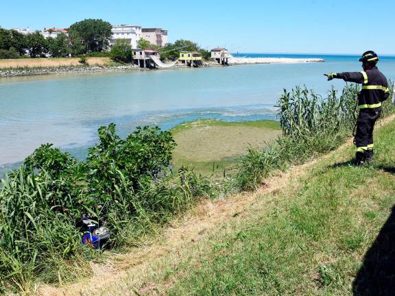 Rimini, perde il controllo dello scooter e precipita nell’argine del fiume - Gallery