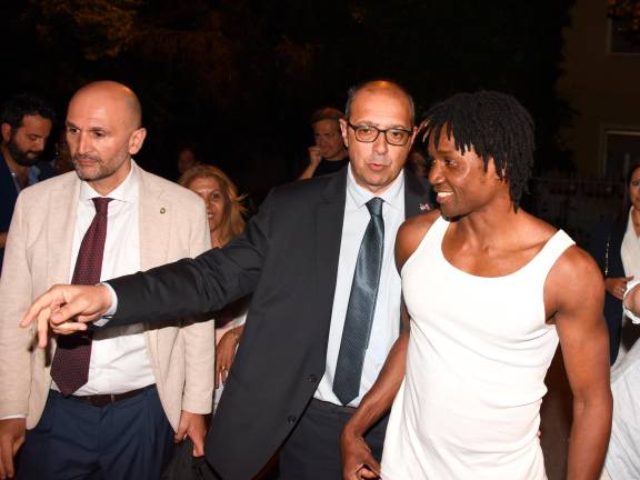 Da sinistra, gli avvocati Andrea Guidi e Riario Fabbri all’uscita del carcere con Louis Dassilva (Migliorini)