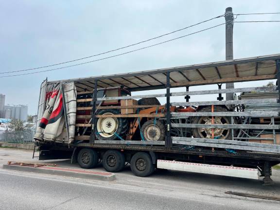 Il camion dove erano caricati i trattori e l’altro materiale