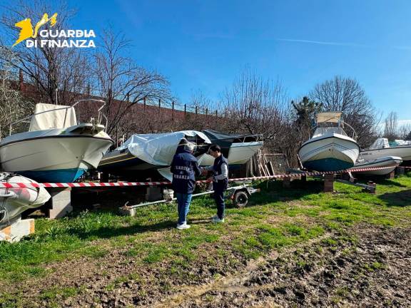 Rimini, dal mare alla campagna: un deposito abusivo con 45 imbarcazioni in un’area agricola