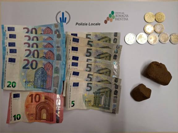 Il denaro e lo stupefacente sequestrati