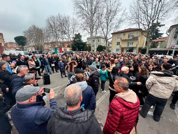Cesena, l’ultimo saluto a Gianluca Lorenzini dietro la curva Mare allo stadio VIDEO