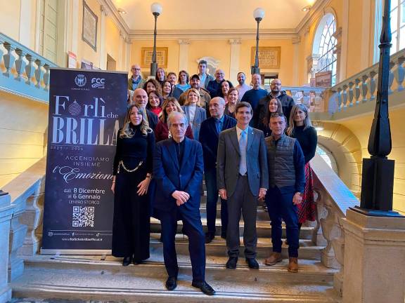 Natale a Forlì, la pista di pattinaggio apre sabato 22 novembre, uno spettacolo di luci per Piazza Saffi