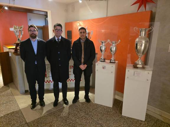 La consegna dei trofei all’assessore Lari