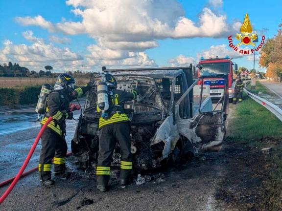 Meldola, furgone a fuoco sulla Sp4 del Bidente