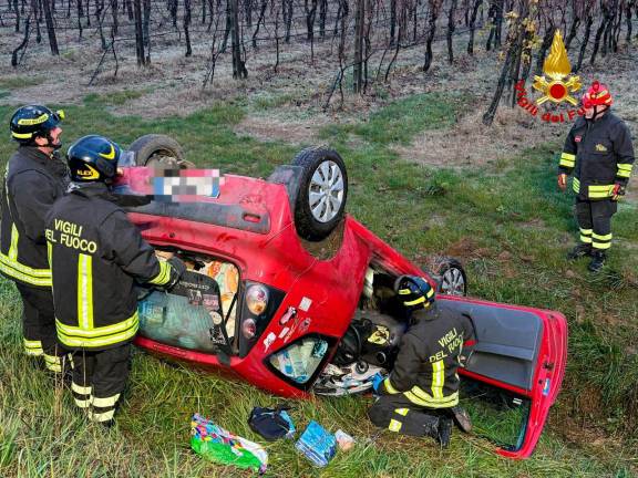 Forlì, pauroso incidente: si ribalta con l’auto, disabile soccorso dai Vigili del Fuoco