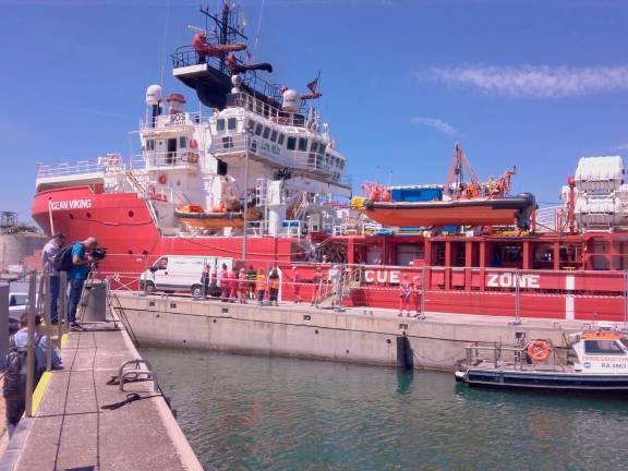 Ravenna, è arrivata la Ocean Viking con 130 migranti, a bordo anche una persona morta dopo i soccorsi in mare aperto VIDEO GALLERY