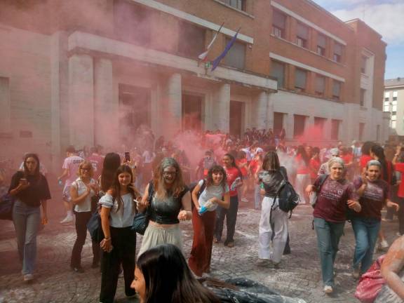 Ravenna, ultimo giorno di scuola e “battaglia” a colpi di farina al Liceo Classico - Gallery