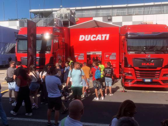 MotoGp a Misano, subito un bel colpo d’occhio per le prove, sala stampa affollata da inviati da tutto il mondo - VIDEO GALLERY