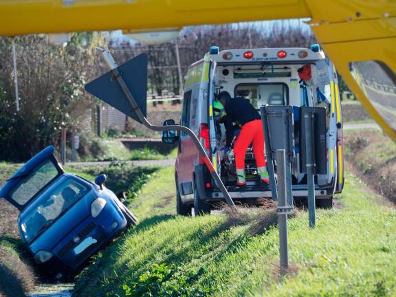 Ravenna, incidente: finisce nel fosso con l’auto, 71enne in ospedale in elicottero - Gallery